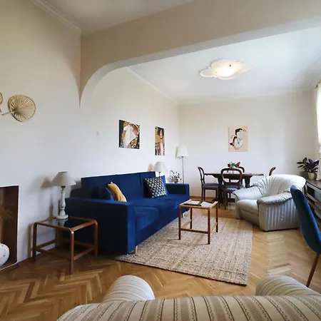 Spacious And Vintage - Modern *